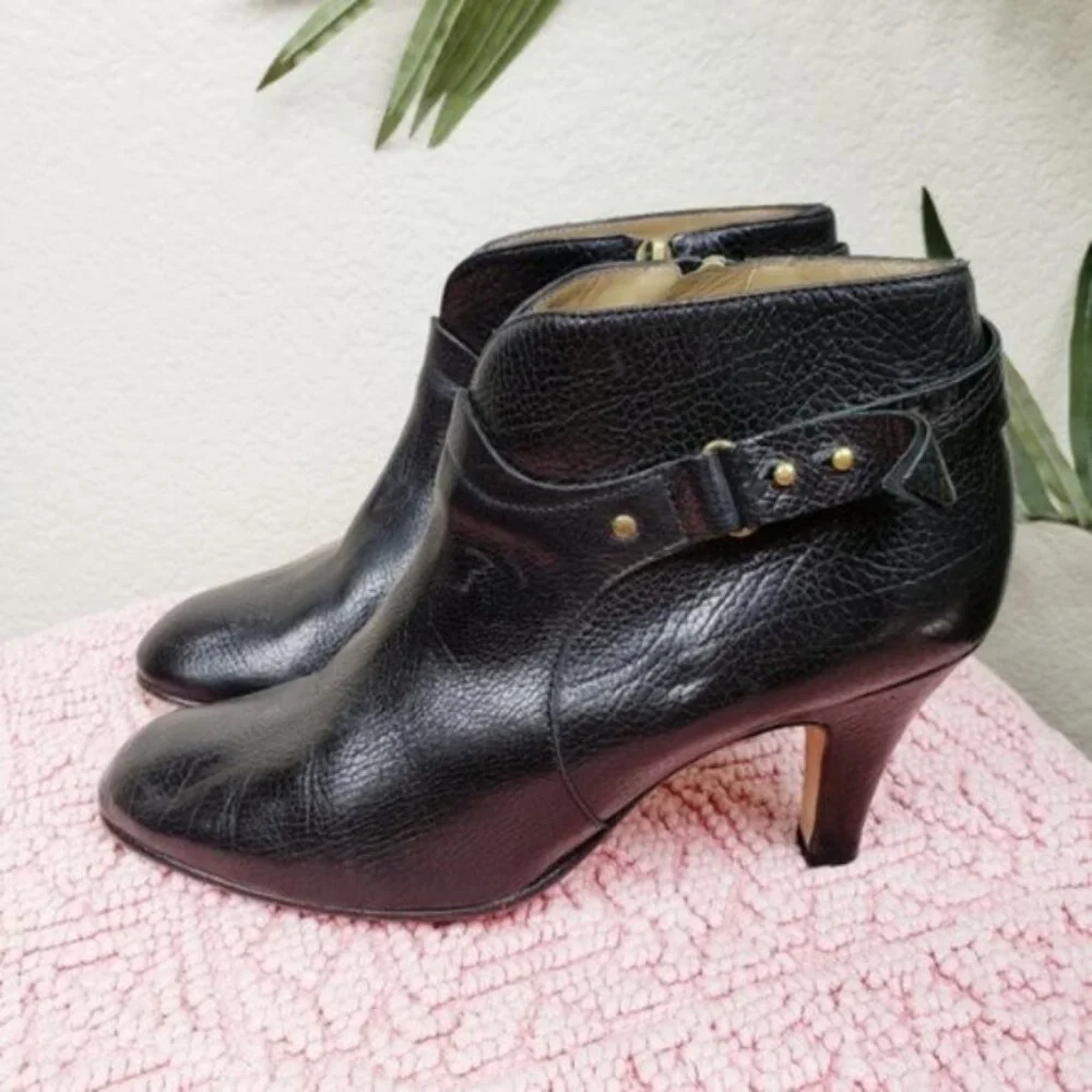 Anyi Lu Italy Pebbled Leather Ankle Booties Black Heels size 38/ US 8 Harness
